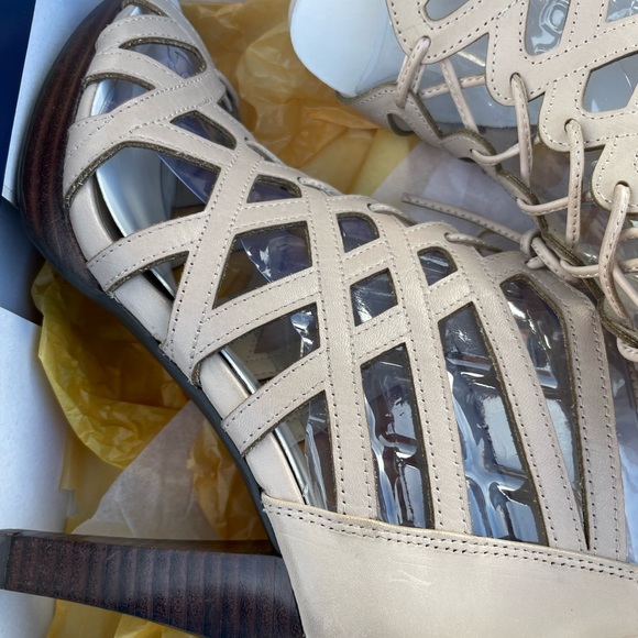 New Condition Adrienne Vittadini Heel - Picture 5 of 6